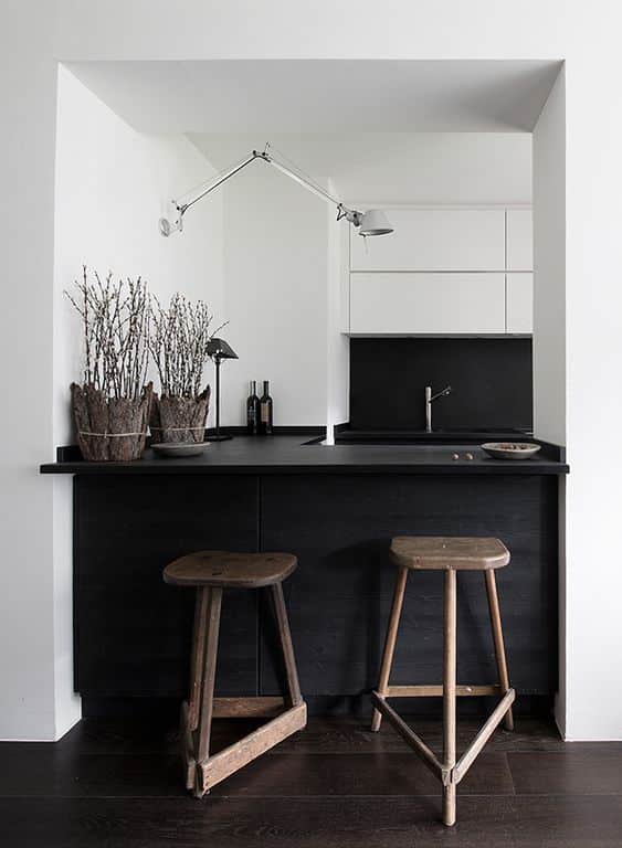 une cuisine noir et blanche au look minimaliste