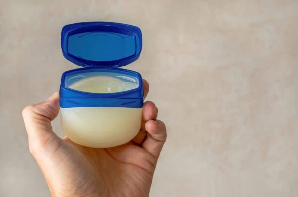 Glue sur les doigts : comment enlever la colle efficacement