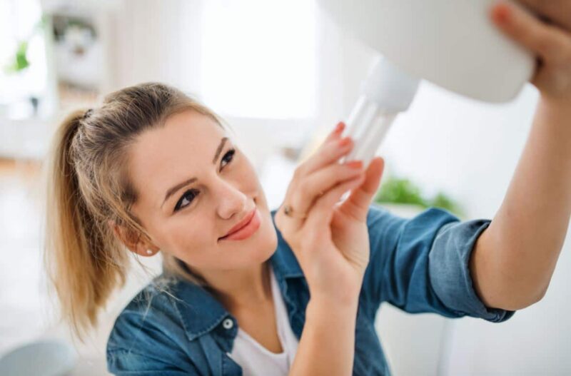 Changer une ampoule : la marche à suivre pour le faire en sécurité