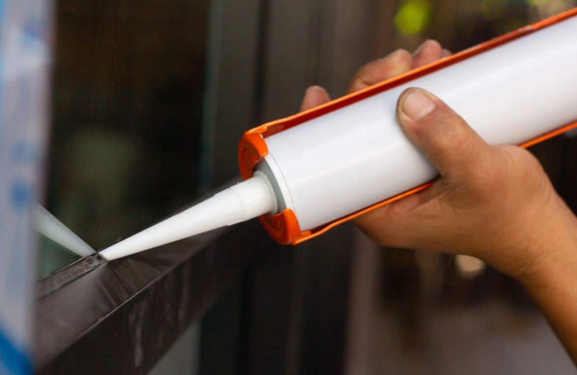 Que se passe-t-il si vous utilisez du mastic de plombier sur du plastique ?