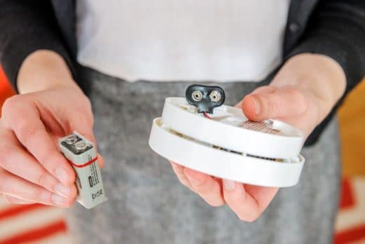 À épingler : Locataire ou propriétaire : qui doit entretenir le détecteur de fumée ?