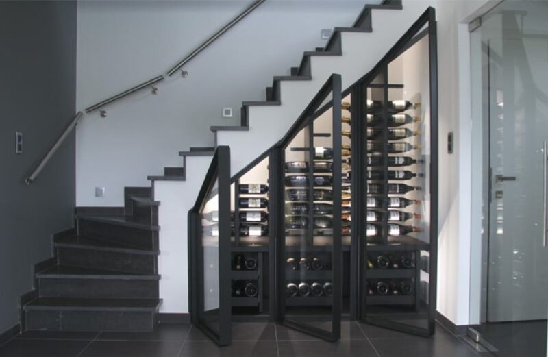 Aménager l'espace sous escalier : l'option de la cave à vin