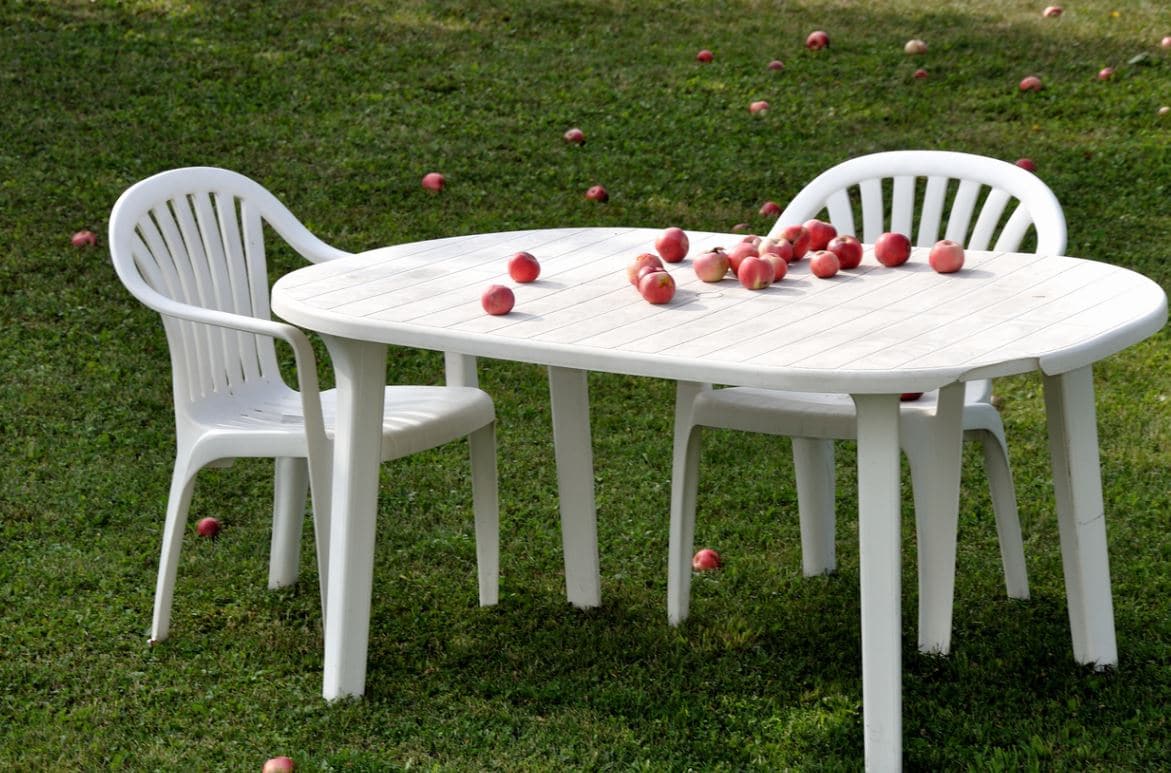 Table de jardin en plastique : nettoyage et rénovation