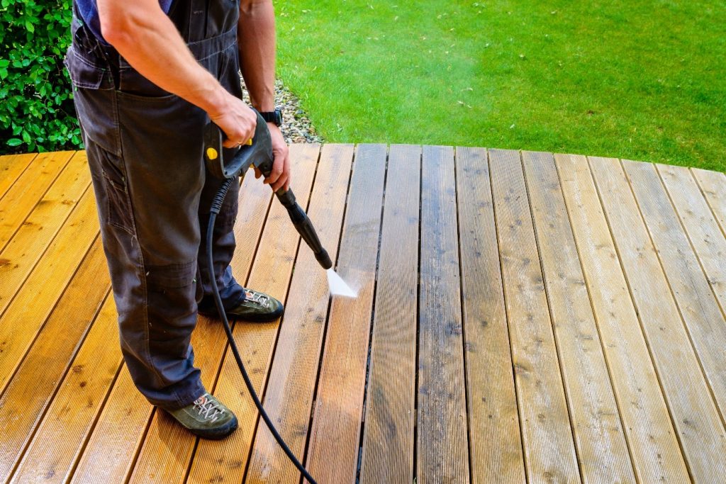 Terrasse en bois les méthodes efficaces pour la nettoyer