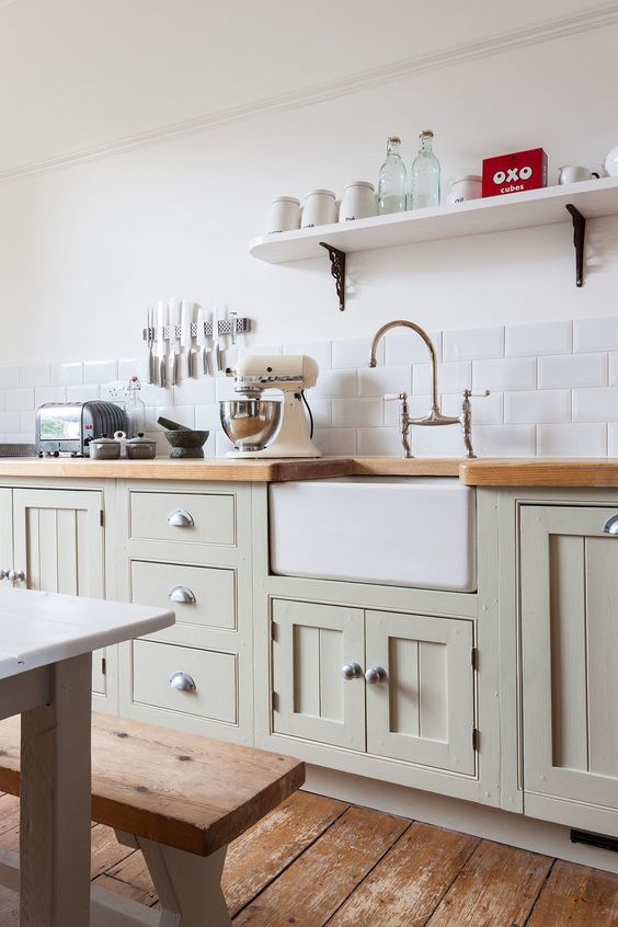 une cuisine à la décoration rustique chic avec un parquet en bois