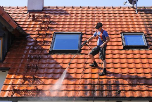 À épingler : Nettoyer sa toiture avec de la javel : est-ce une bonne idée ?