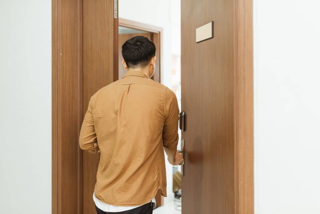 Sens d'ouverture des portes : comment le connaître