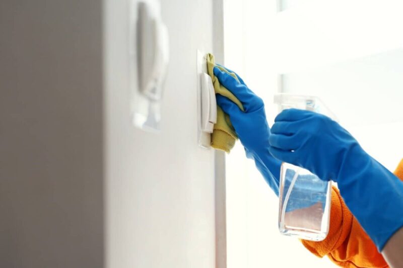 Blanchir du plastique jauni : 5 astuces et solutions efficaces