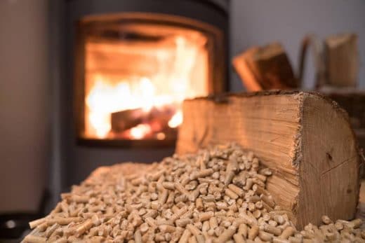 À épingler : Poêle à pellet : Est-ce possible d’y brûler du bois ? On répond à toutes vos questions sur ce type de chauffage !