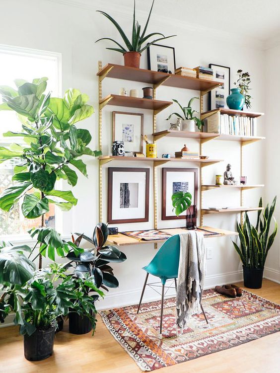 Un bureau boheme avec des plantes