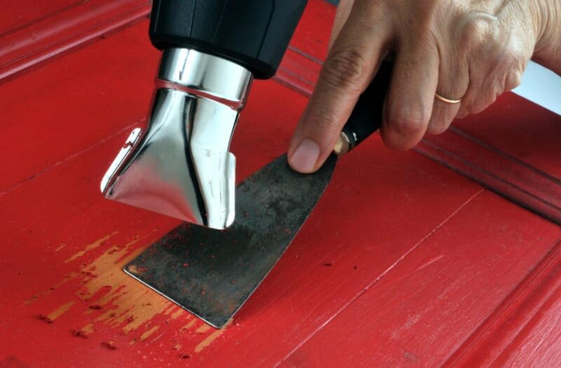 Décaper un meuble vernis : les astuces et étapes à suivre