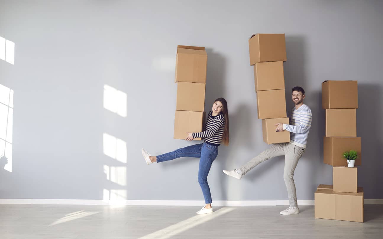 couple avec un pile de carton de déménagement