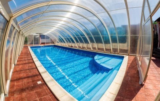 À épingler : Abri de piscine avec ou sans rail : les avantages et les inconvénients