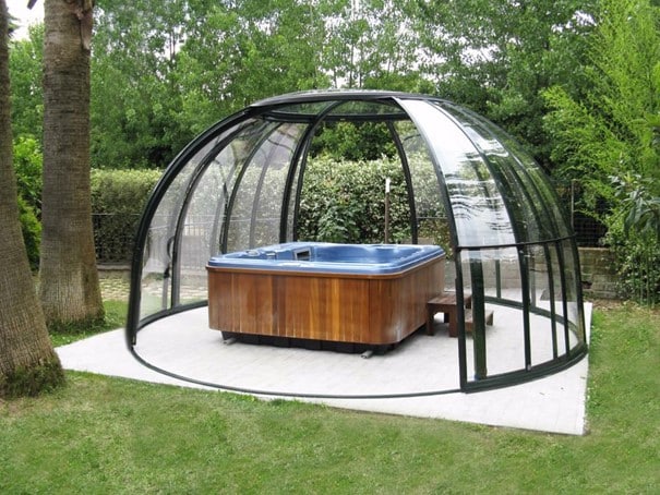 Habitat Et Jardin - Abri de piscine/spa en polyester 3 portes 5 x 3.9 x 2.5  m - Abris spas - Rue du Commerce