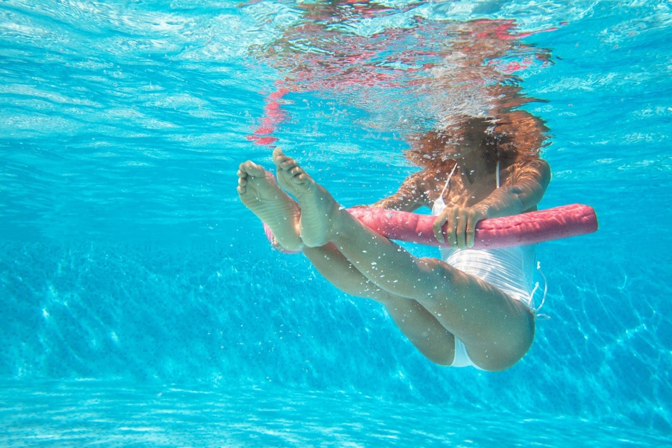 Se baigner pendant entretien de la piscine