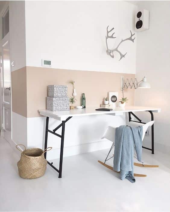 un bureau beige et blanc à la déco zen