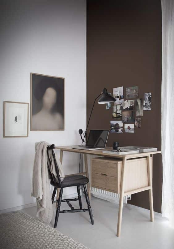 Un bureau avec une deco minimaliste et un mur brun