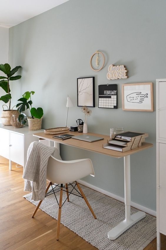 un bureau bleu gris à la déco zen