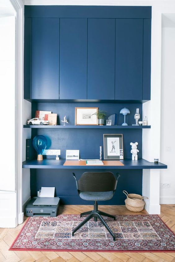 un bureau bleu profond à la déco zen