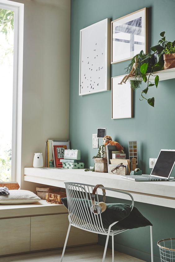 un bureau bleu vert à la déco zen