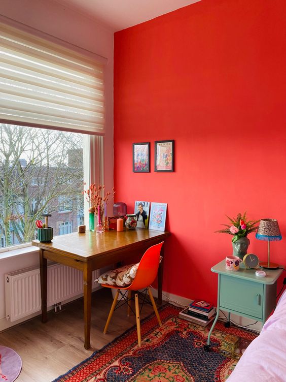 un bureau dans uen chambre avec deco rouge