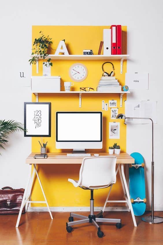 Un bureau devant un mur jaune très moderne