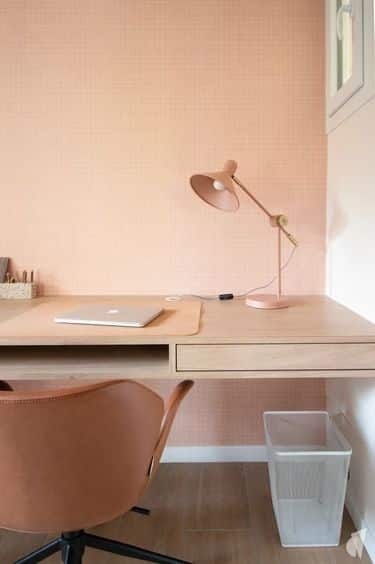 un bureau rose corail à la déco zen