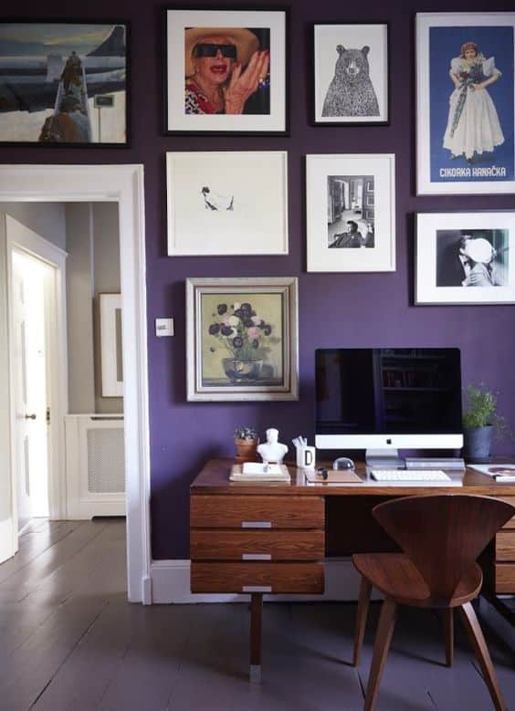 un bureau violet avec un mur de cadre