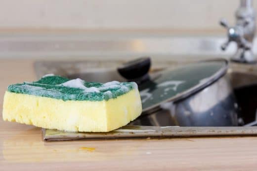 À épingler : Désinfecter efficacement une éponge sale : comment faire ?