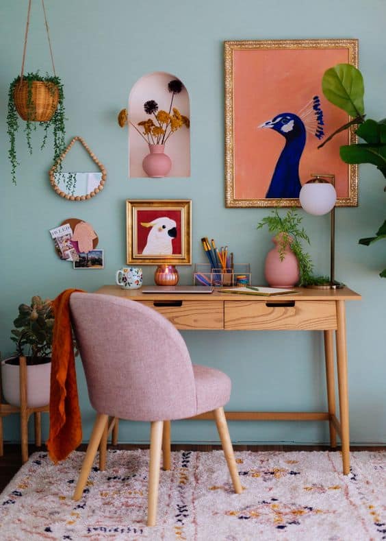 Un coin bureau en bois coloré dans la chambre à coucher