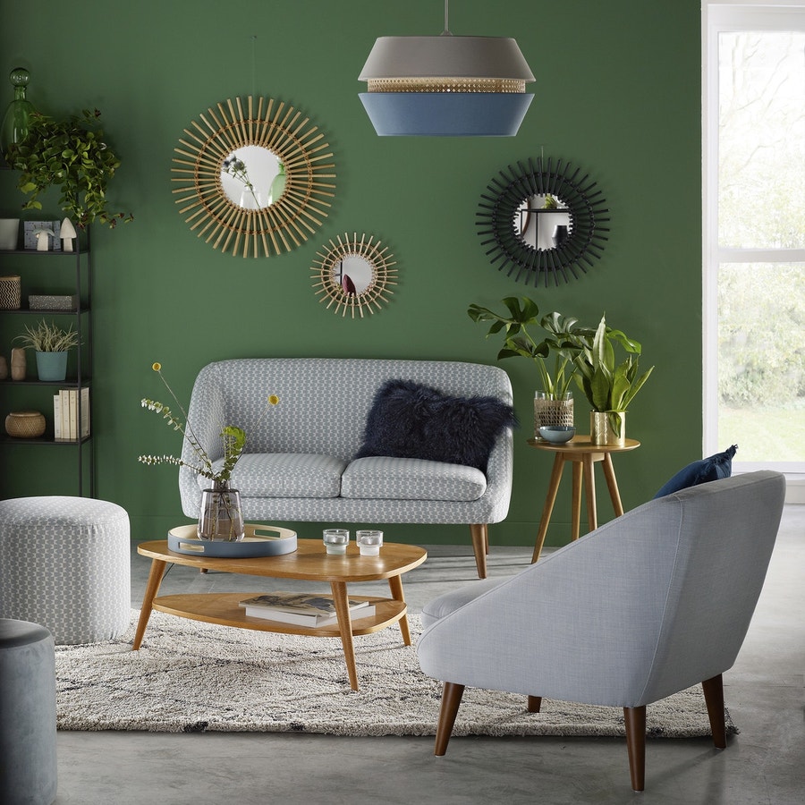 Un salon vert avec un canapé et des fauteuils Semeon