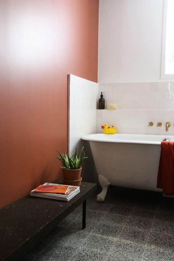 Salle de bain minimaliste et abstraite avec une touche de terracotta