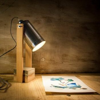 Une Lampe De Bureau Réalisée Avec Des Boîtes De Conserve