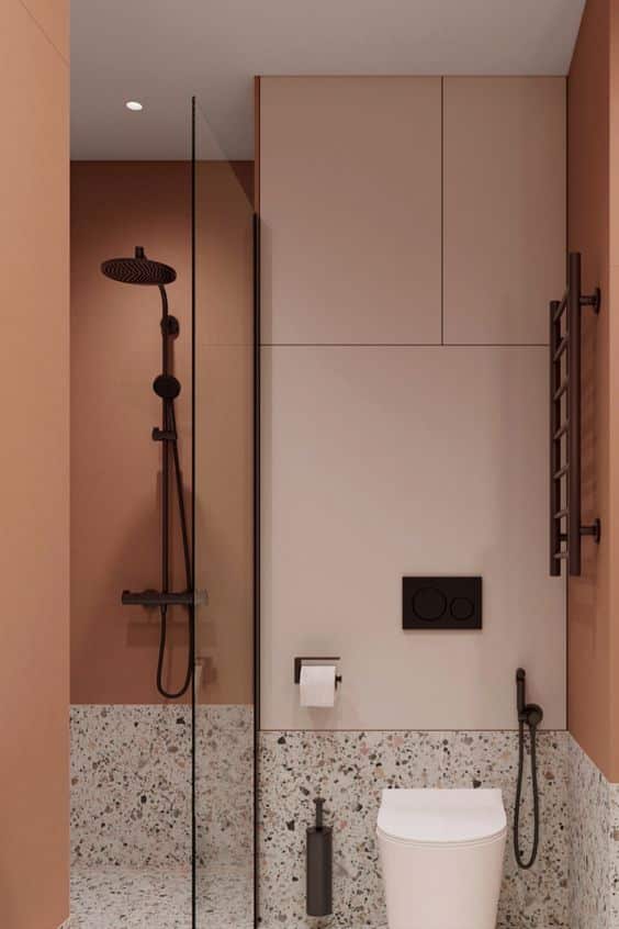 Une petite salle de bain à la décoration terracotta avec un sol en terrazzo