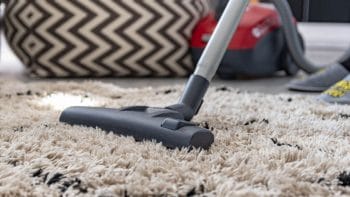 L’importance De Passer Régulièrement L’aspirateur Pour Nettoyer Votre Tapis