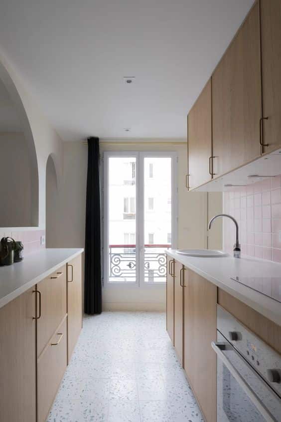 Une cuisine couloir lumineuse en bois clair