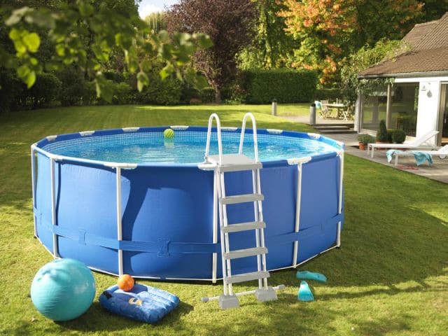 Choisir des panneaux en fibres synthétiques pour l'habillage de votre piscine hors sol