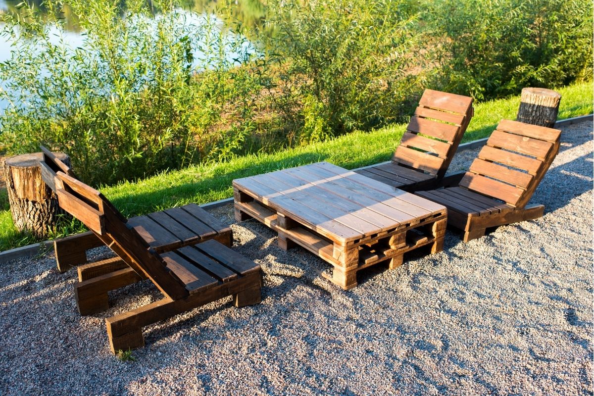 Comment utiliser des palettes de bois comme meubles de jardin ?