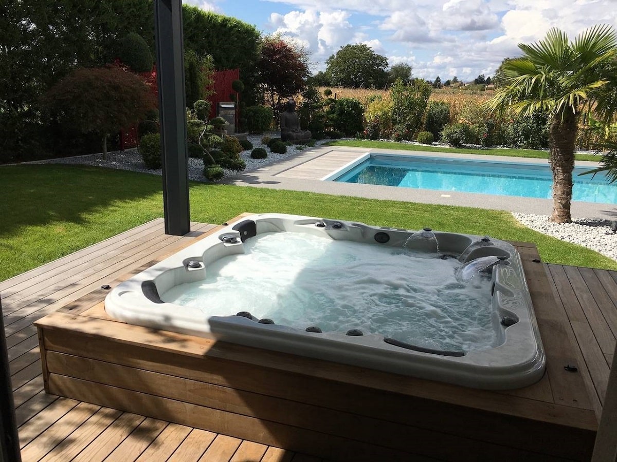 Quelle est la différence entre une piscine et un spa de nage 