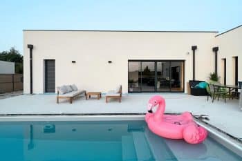 Quels aménagements pour une piscine dans un petit jardin ?