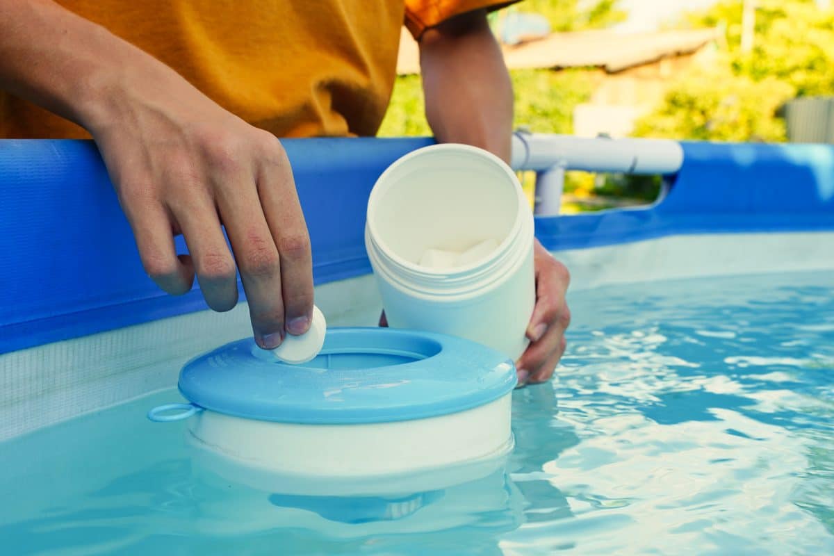 Ajout de chlore ou de brome pour entretien sa piscine