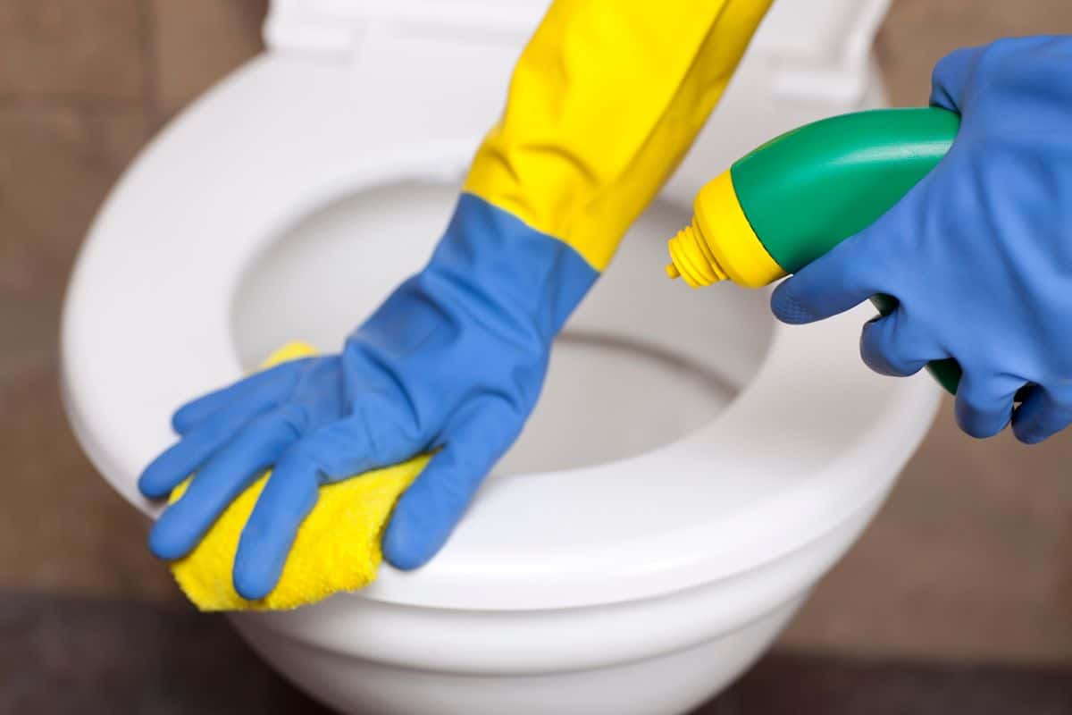 Comment redonner une blancheur éclatante à la cuvette de vos WC 