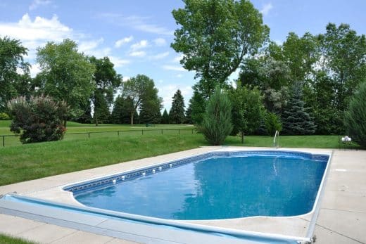 À épingler : Piscine creusée : 5 astuces pour la couvrir et la mettre en sécurité tout en décorant votre jardin !