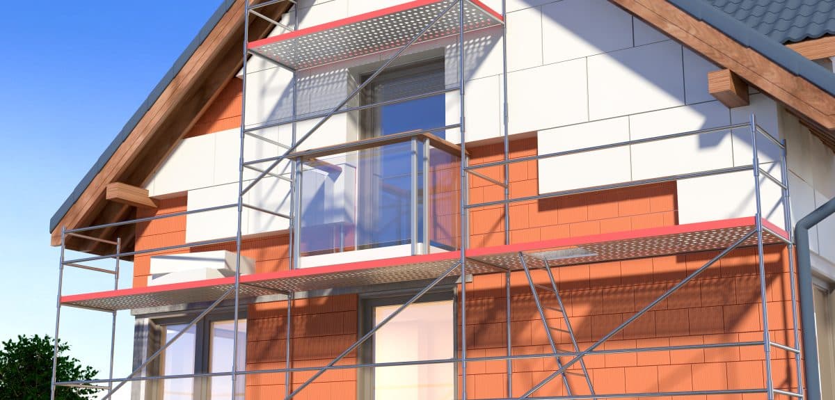 porte d'entrée et facade de maison en travaux d'isolation avec echaffaudage