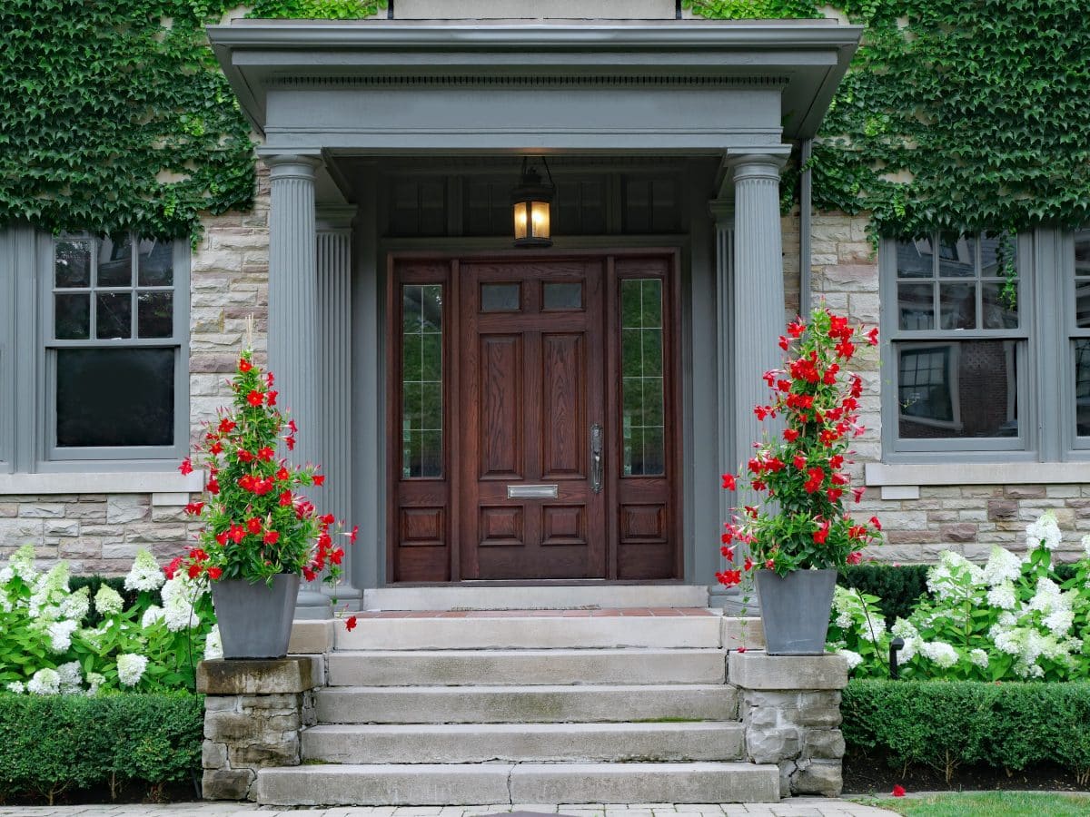 décorer la porte d'entrée d'une maison