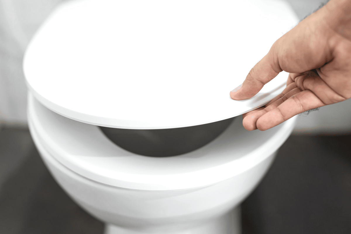 Votre abattant de WC jaunit ? Voici comment faire pour y remédier et pour l'éviter à l'avenir !