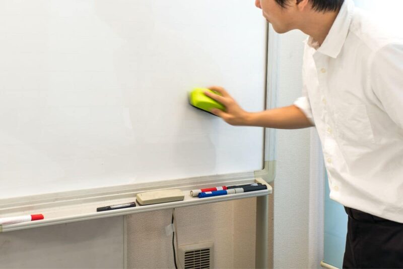 Nettoyer un tableau blanc : Voici comment faire pour qu'il soit bien