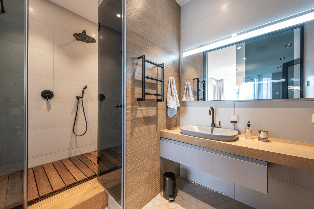 Déco : Sublimez votre salle de bain en changeant simplement votre rideau de douche ! Voici les tendances 2022