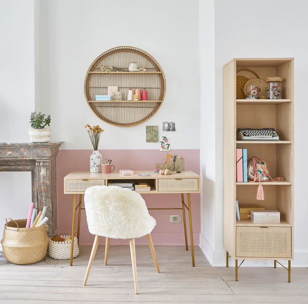 Un bureau avec plateau fin orné de rotin