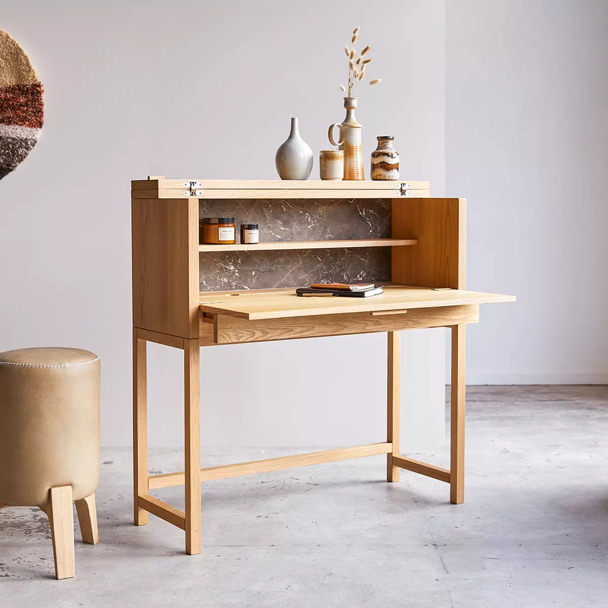 Un bureau rabattable en bois et intérieur marbre